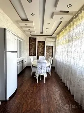 Сдаётся 4-комнатная квартира, 120 м², 3/4 этаж — Мирабадский район