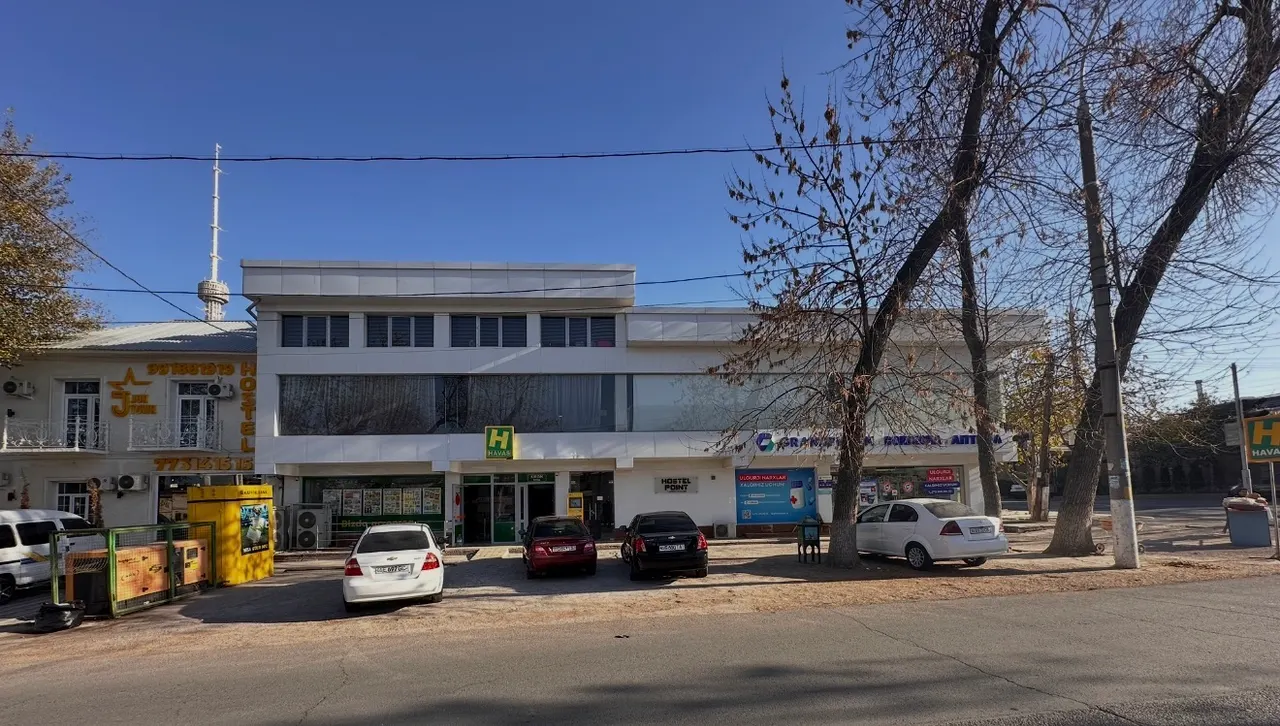 Сотилади тижорат биноси, 880 м², 1/3 қават — Юнусобод тумани