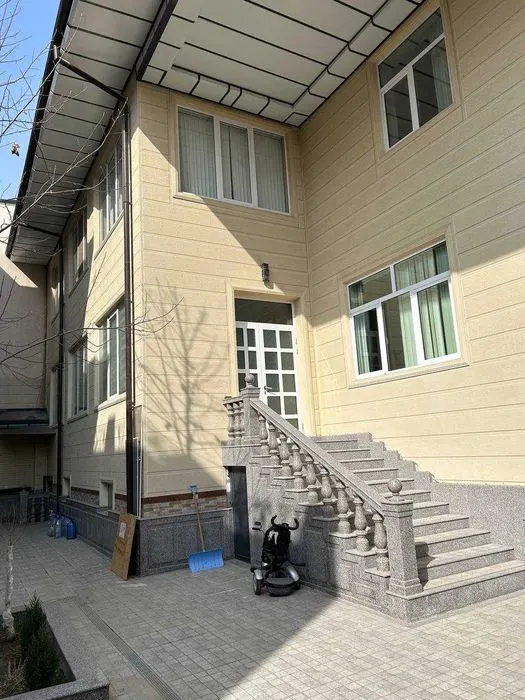 Ижарага берилади 6 хонали ҳовли уй, 3 сотих, 700 м² — Юнусобод тумани