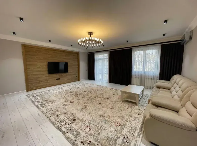 Ижарага берилади 4 хонали квартира, 215 м², 3/8 қават — Яккасарой тумани