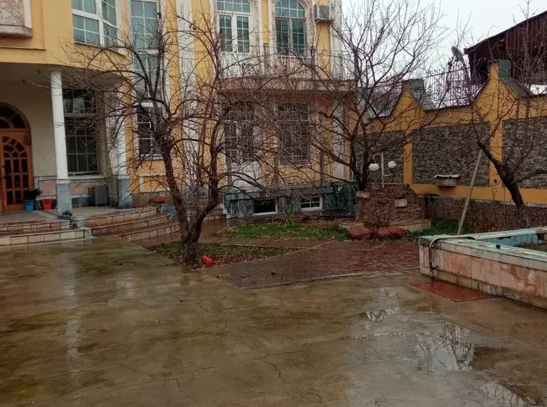 Sotiladi 12 xonali hovli uy, 14 sotix, 1400 m² — Mirzo Ulugʻbek tumani