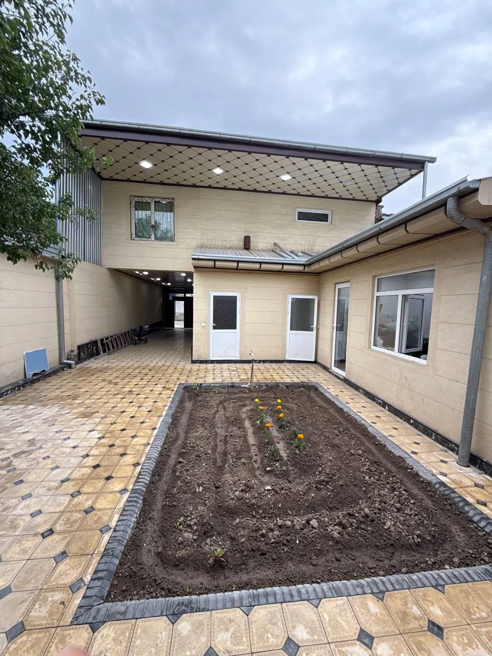 Сотилади 9 хонали ҳовли уй, 3 сотих, 300 м², 2 қаватли — Сергели тумани
