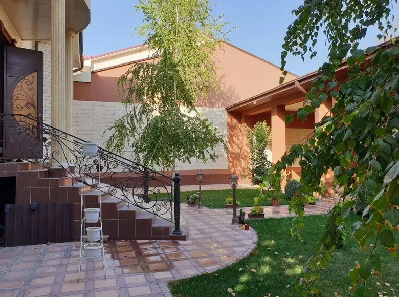Сотилади 8 хонали ҳовли уй, 360 м², 1/3 қават — Яшнобод тумани