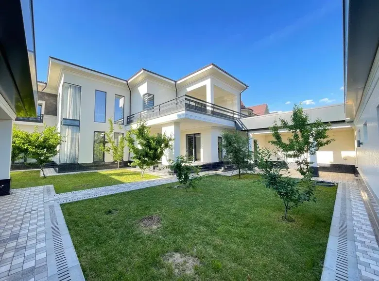 Sotiladi 8 xonali hovli uy, 6 sotix — Yunusobod tumani