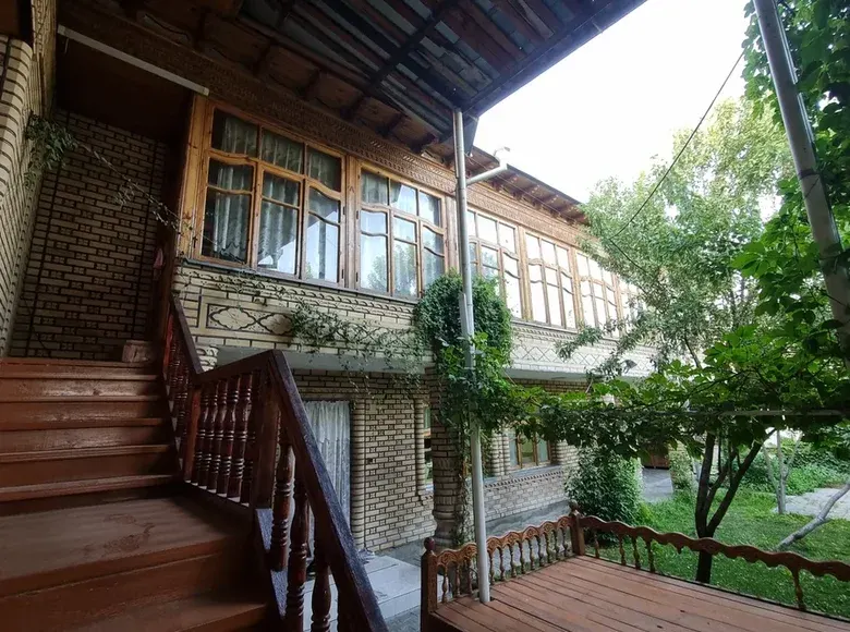 Сотилади 9 хонали ҳовли уй, 6.4 сотих, 640 м² — Конимех тумани