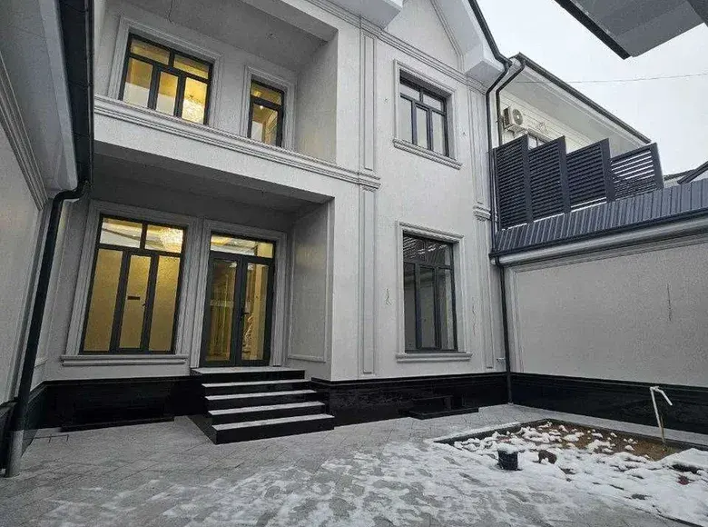 Sotiladi 9 xonali hovli uy, 2.5 sotix, 300 m² — Sergeli tumani