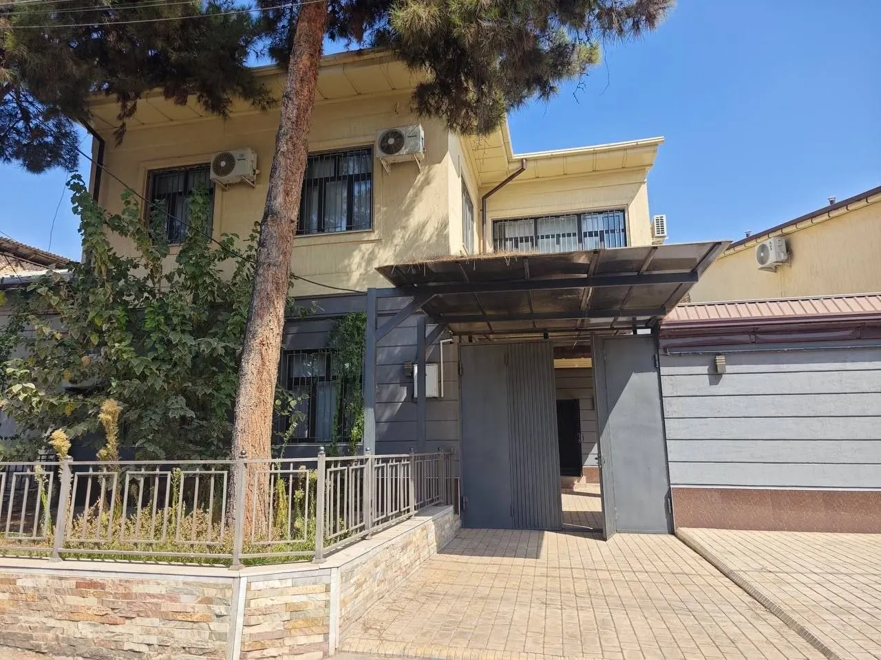 Ijaraga beriladi 3 xonali hovli uy, 2 sotix, 2/5 qavat — Yakkasaroy tumani