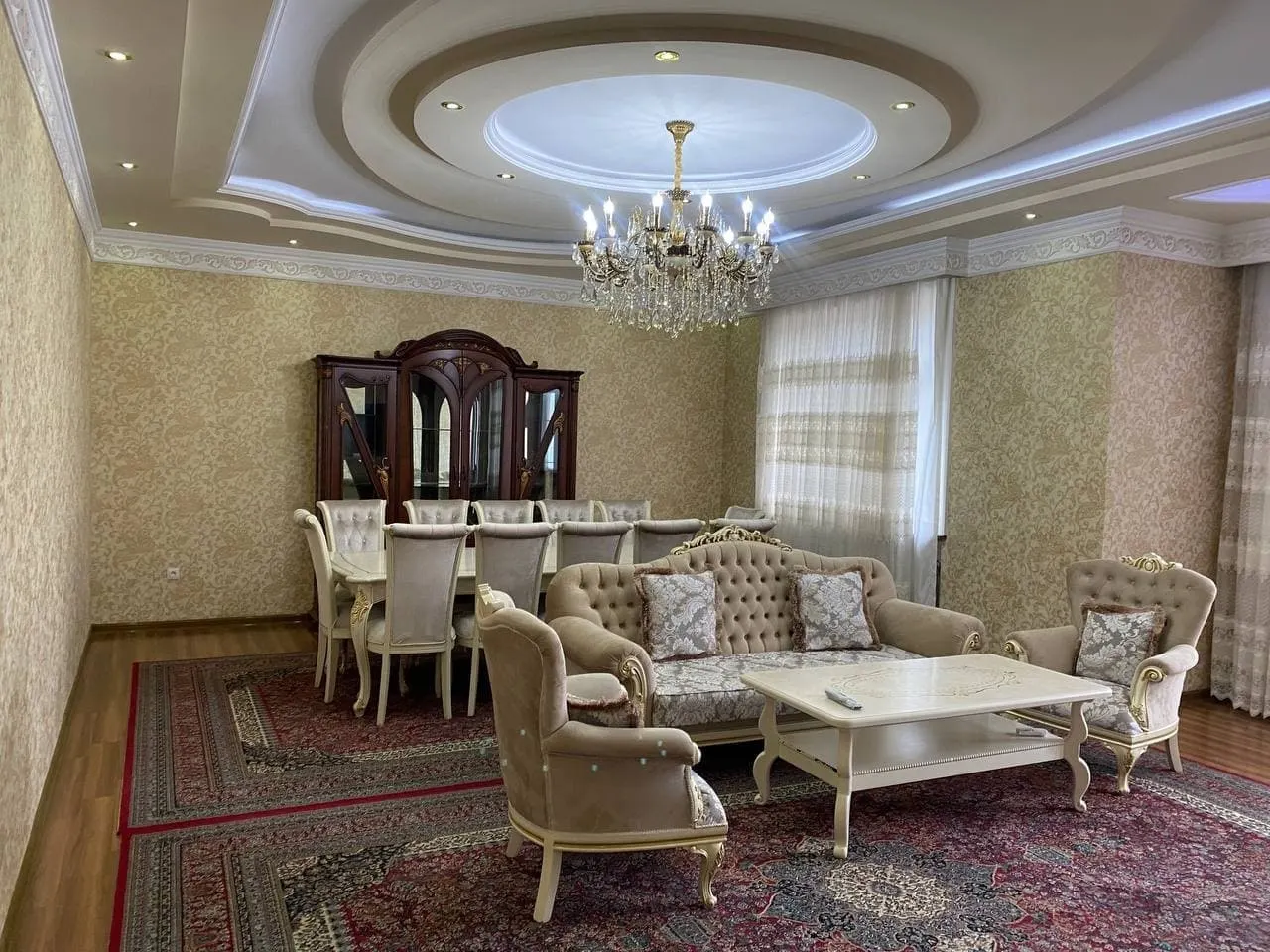 Сдаётся 4-комнатная квартира, 185 м², 4/8 этаж — Мирабадский район