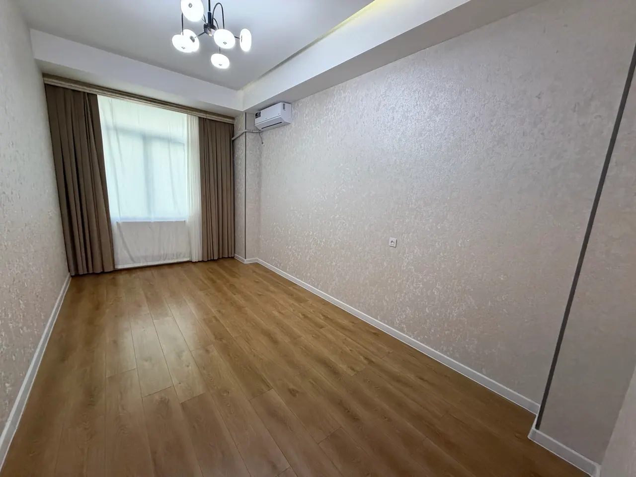 Sotiladi 3 xonali kvartira, 99 m², 1/6 qavat — Sergeli tumani