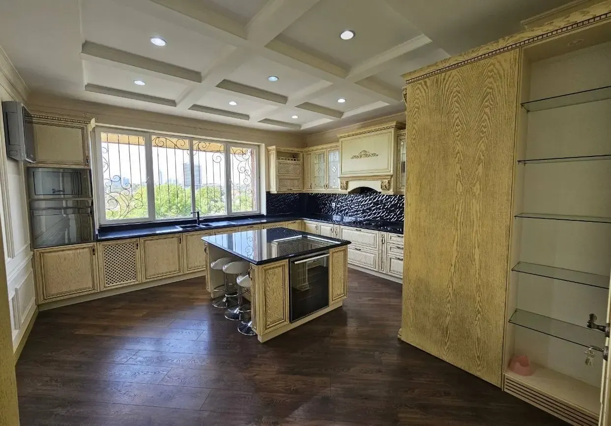 Продаётся 4-комнатная квартира, 217 м², 7/8 этаж — Яккасарайский район