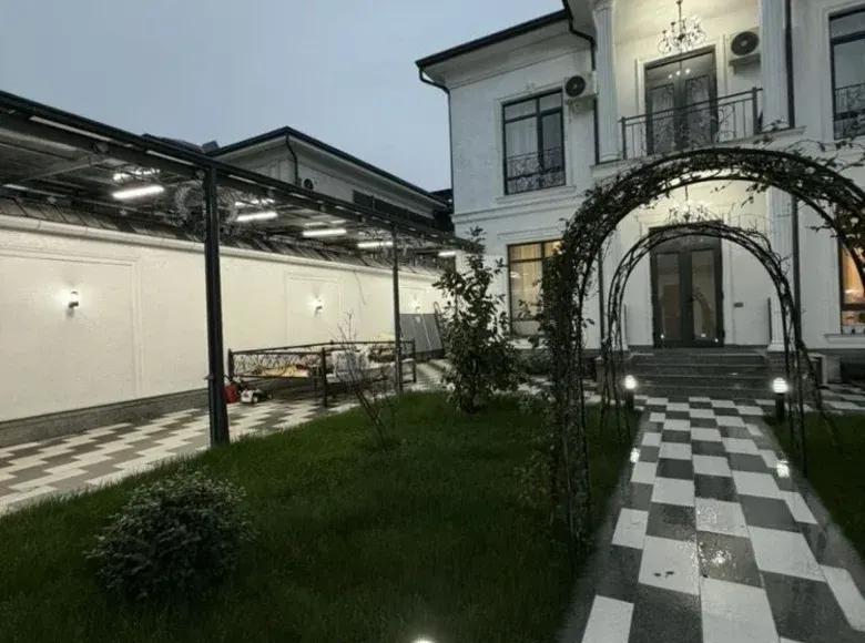 Sotiladi 7 xonali hovli uy, 3.3 sotix, 300 m² — Yunusobod tumani