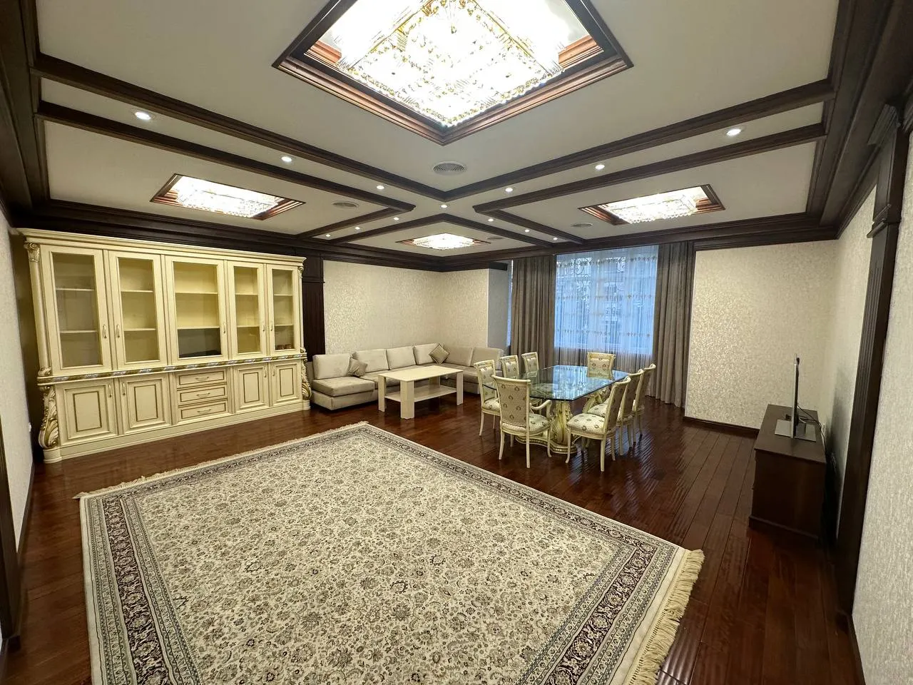 Сдаётся 4-комнатная квартира, 185 м², 3/7 этаж — Мирабадский район