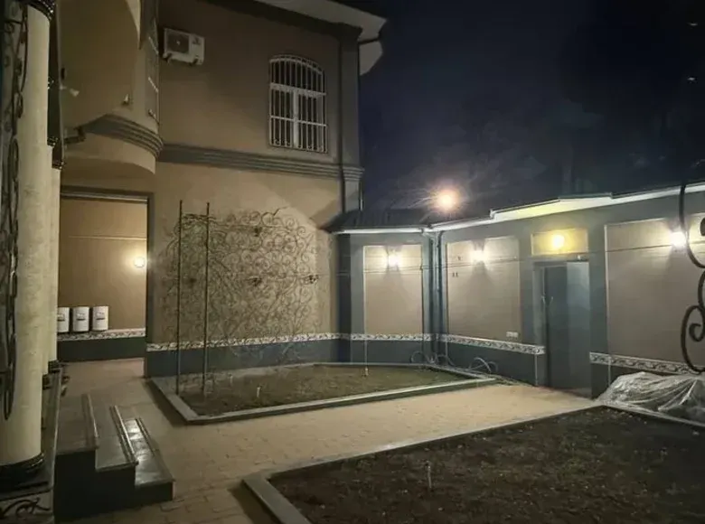 Sotiladi 6 xonali hovli uy, 3.3 sotix, 430 m² — Toshkent shahri