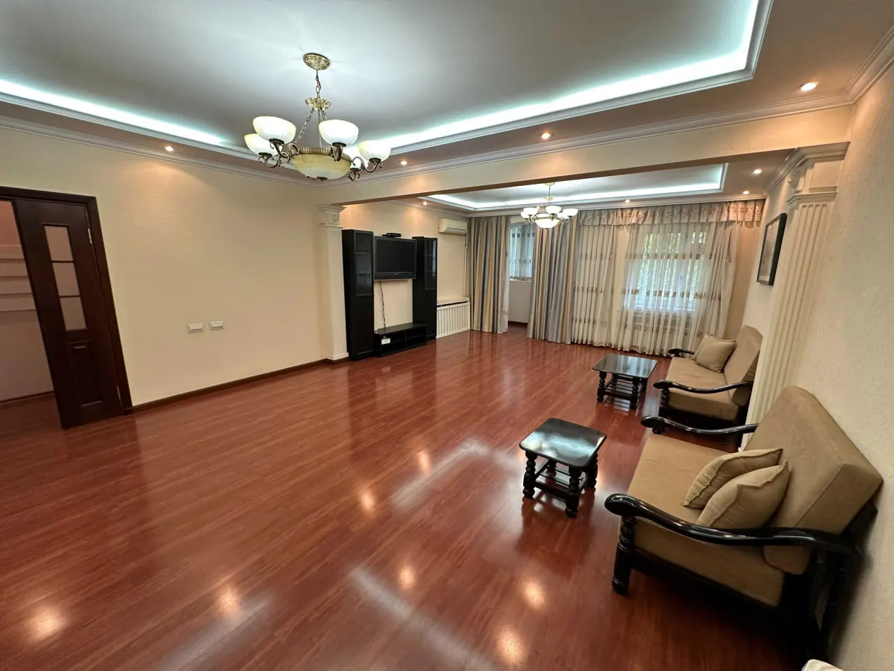 Сдаётся 4-комнатная квартира, 200 м², 2/12 этаж — Мирабадский район