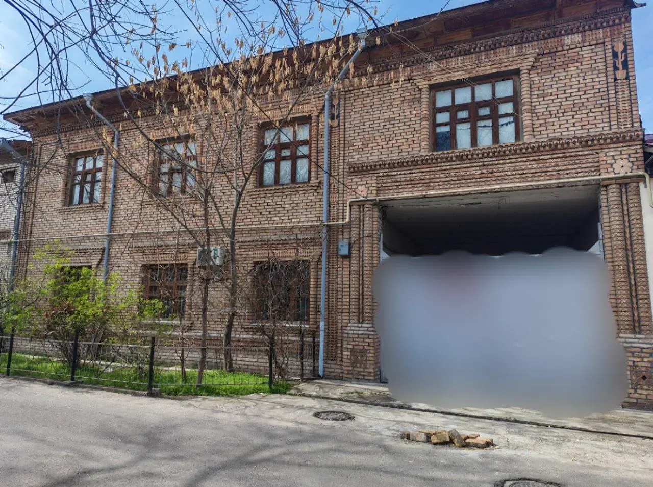 Sotiladi 12 xonali hovli uy, 8 sotix, 800 m², 2 qavatli — Mirobod tumani