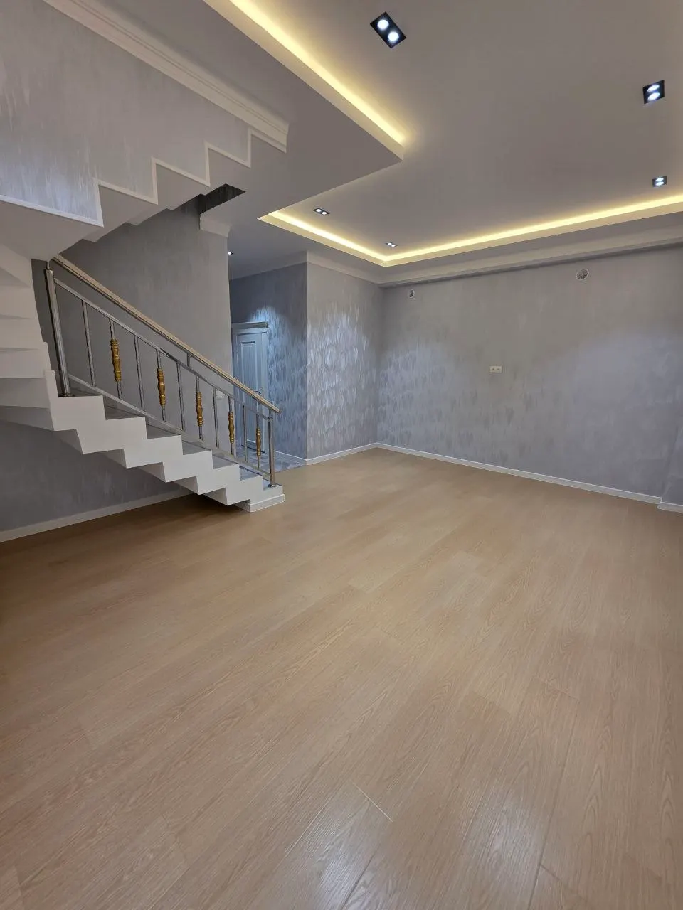 Продаётся 6-комнатная квартира, 141 м², 2/2 этаж — Ташкентский район