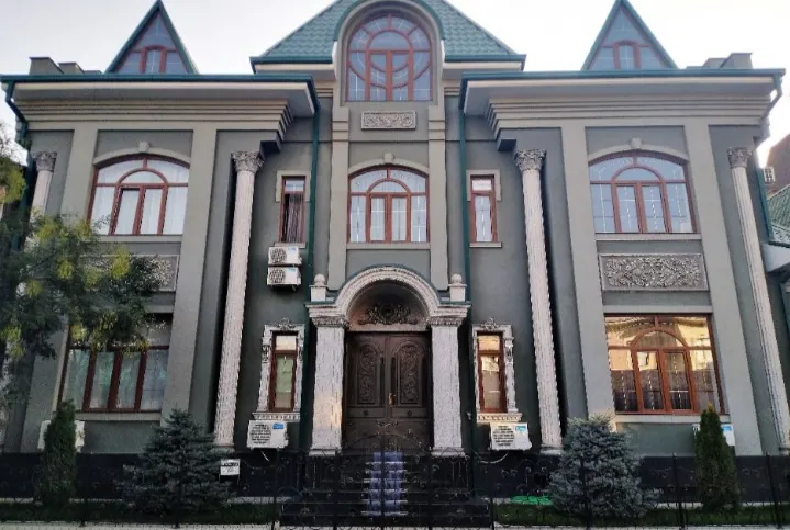 Sotiladi 5 xonali hovli uy, 8 sotix, 580 m² — Yakkasaroy tumani