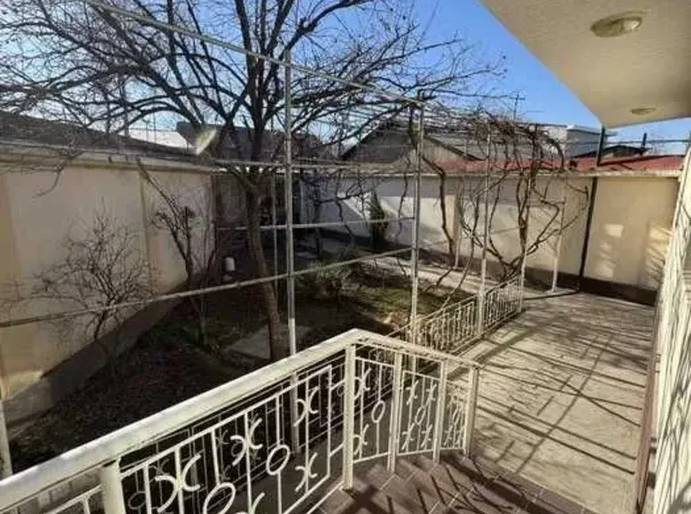 Sotiladi 4 xonali hovli uy, 4.5 sotix, 250 m² — Mirobod tumani