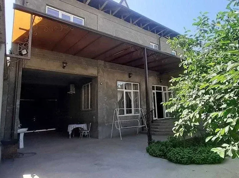 Sotiladi 8 xonali hovli uy, 4.6 sotix, 200 m², 1/2 qavat — Yakkasaroy tumani