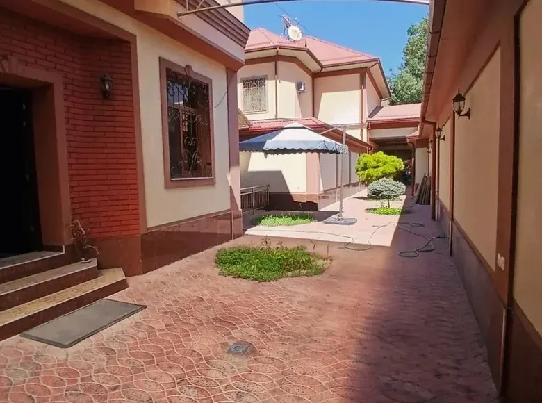 Sotiladi 5 xonali hovli uy, 3.3 sotix, 220 m² — Yunusobod tumani