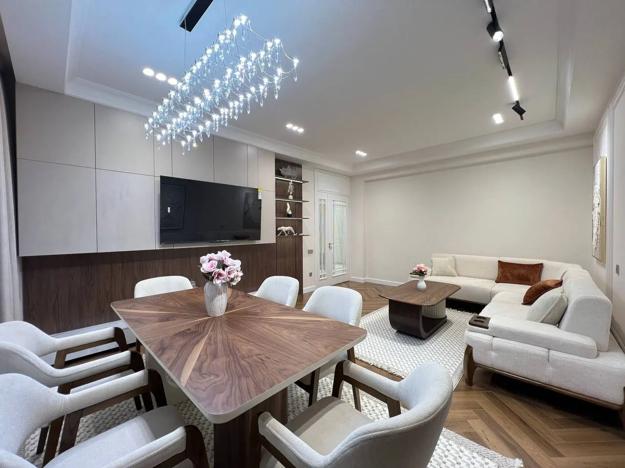 Сдаётся 4-комнатная квартира, 180 м², 5/8 этаж — Мирабадский район