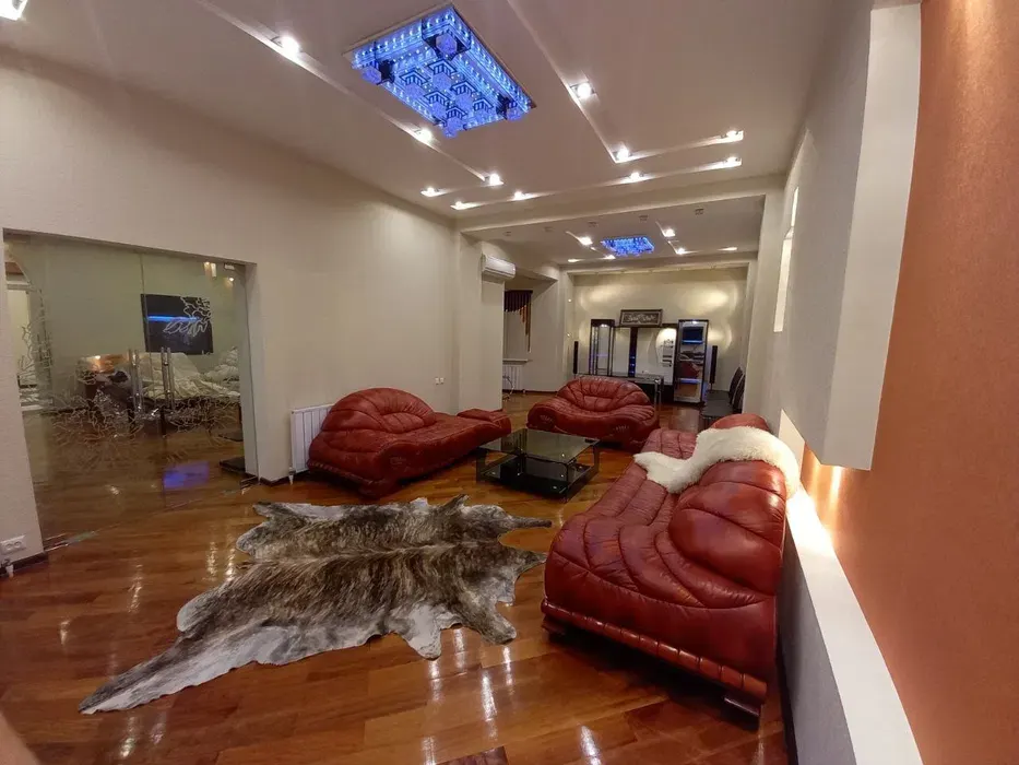 Ижарага берилади 6 хонали ҳовли уй, 4 сотих, 450 м², 3 қаватли — Юнусобод тумани