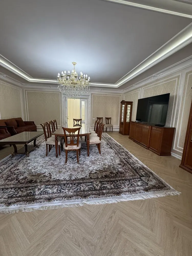 Сдаётся 5-комнатная квартира, 230 м², 4/8 этаж — Мирабадский район