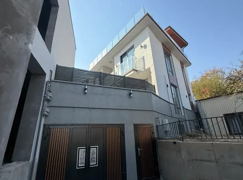 Сотилади 5 хонали ҳовли уй, 1.6 сотих, 240 м² — Мирзо Улуғбек тумани