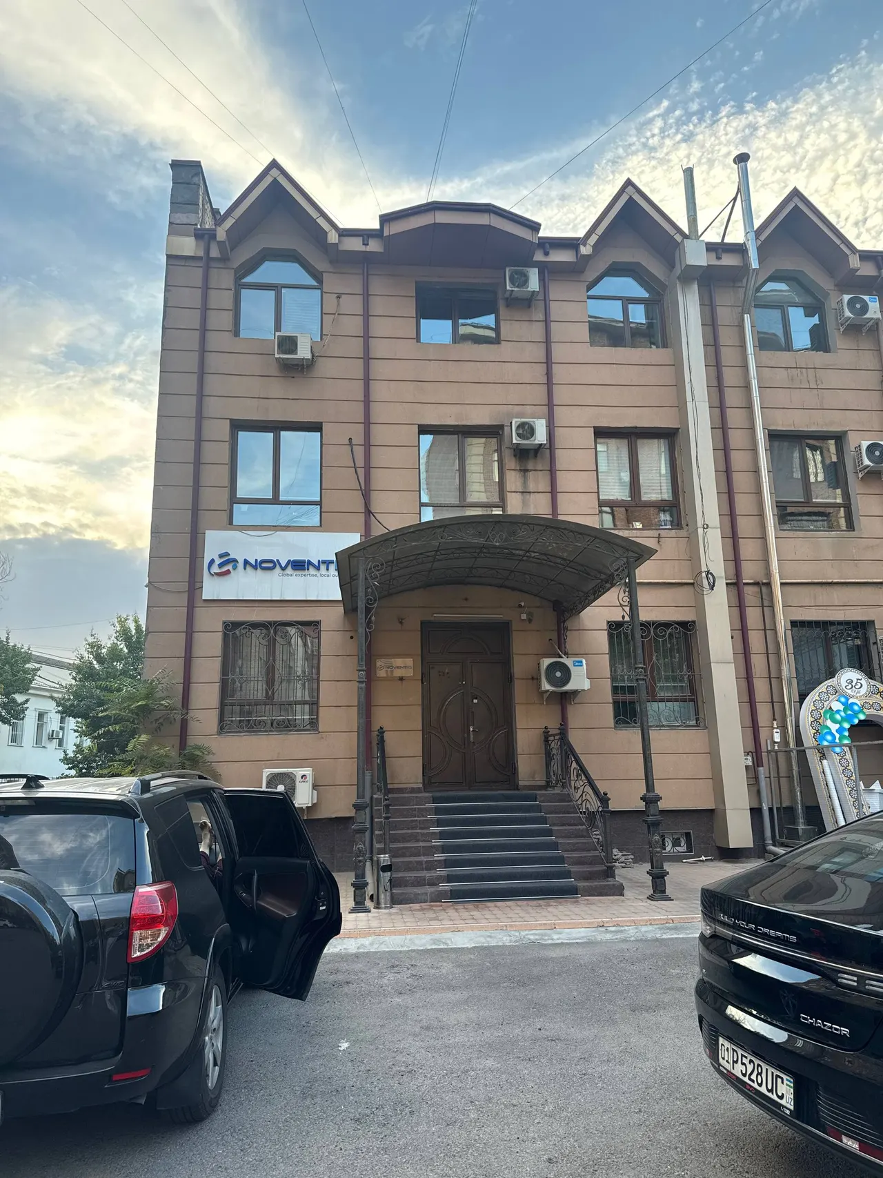 Ижарага берилади тижорат биноси, 400 м² — Миробод тумани