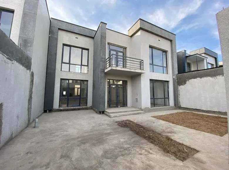 Sotiladi 6 xonali hovli uy, 2.5 sotix, 200 m² — Qibray tumani