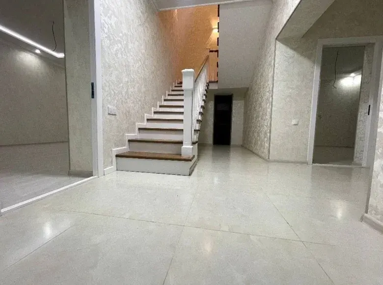 Сотилади 6 хонали ҳовли уй, 250 м², 2/2 қават — Мирзо Улуғбек тумани