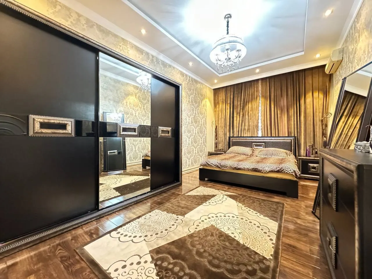 Сотилади 4 хонали квартира, 270 м², 4/5 қават — Миробод тумани