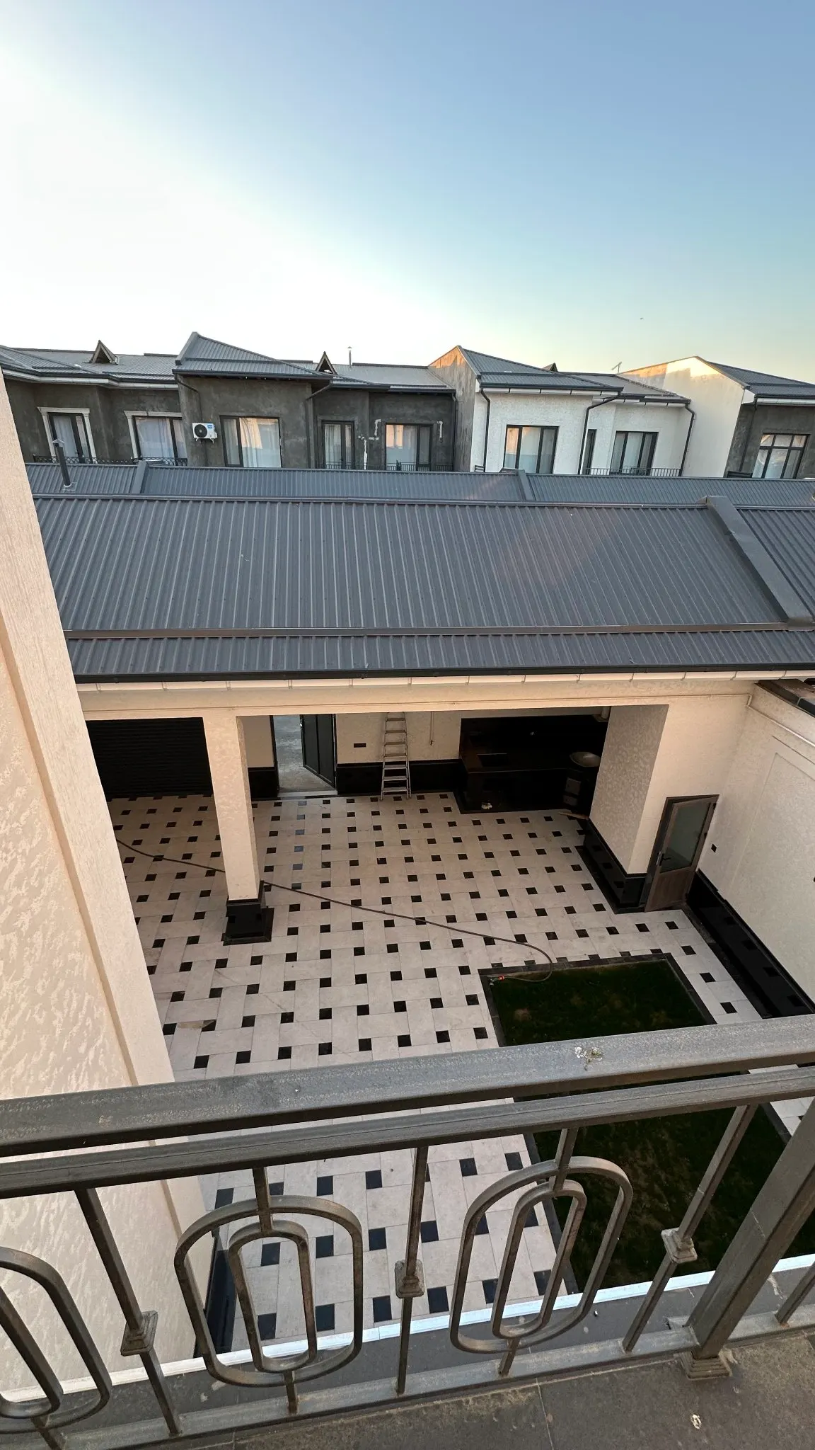 Сотилади 6 хонали ҳовли уй, 2,2 сотих, 260 м², 2 қаватли — Юнусобод тумани
