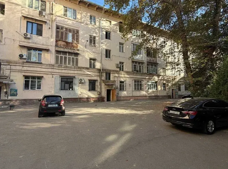 Продаётся 4-комнатная квартира, 95 м², 3/4 этаж — Яккасарайский район