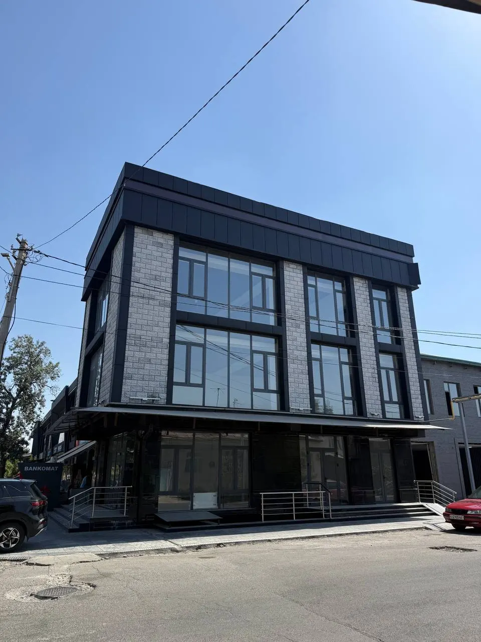 Sotiladi tijorat binosi, 396 m², 0,9 sotix, 3/3 qavat — Yashnobod tumani
