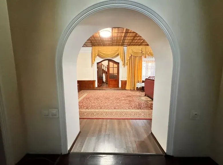 Sotiladi 10 xonali hovli uy, 600 m² — Yakkasaroy tumani