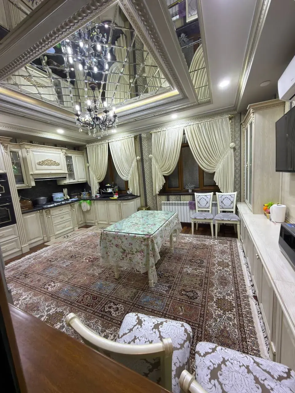 Sotiladi 6 xonali kvartira, 220 m², 1/3 qavat — Shayxontohur tumani
