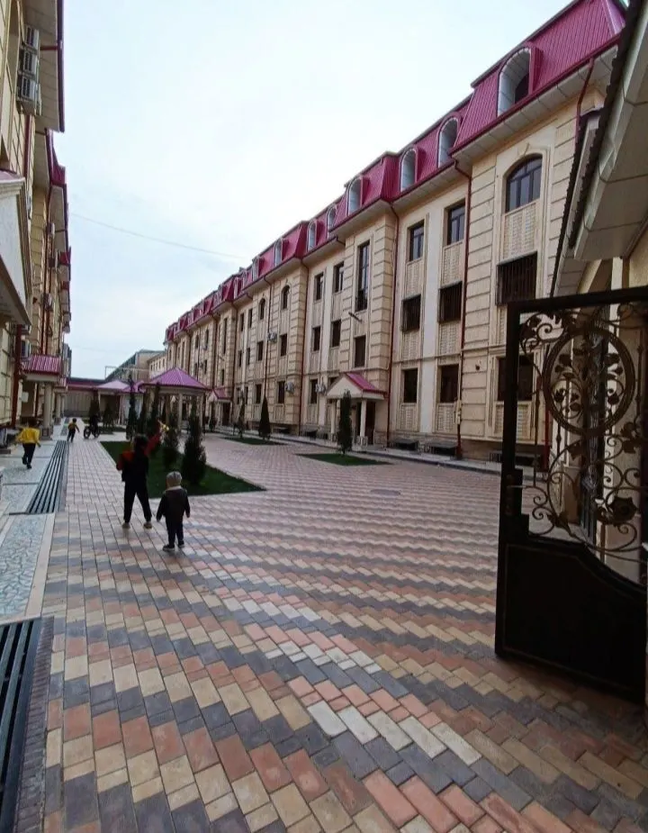 Продаётся 4-комнатная квартира, 110 м², 1/3 этаж — Алмазарский район