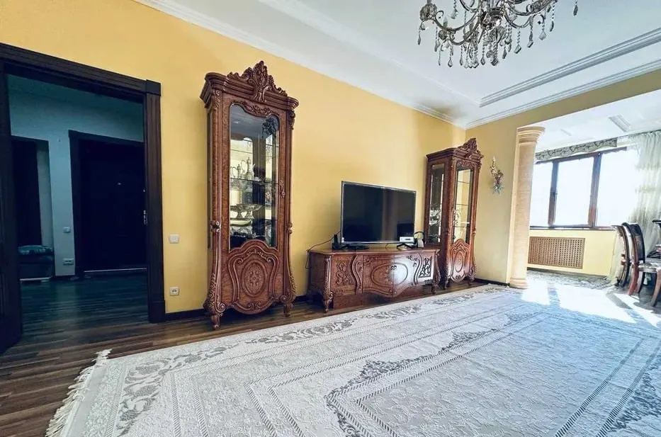 Сдаётся 4-комнатная квартира, 135 м², 4/4 этаж — Юнусабадский район