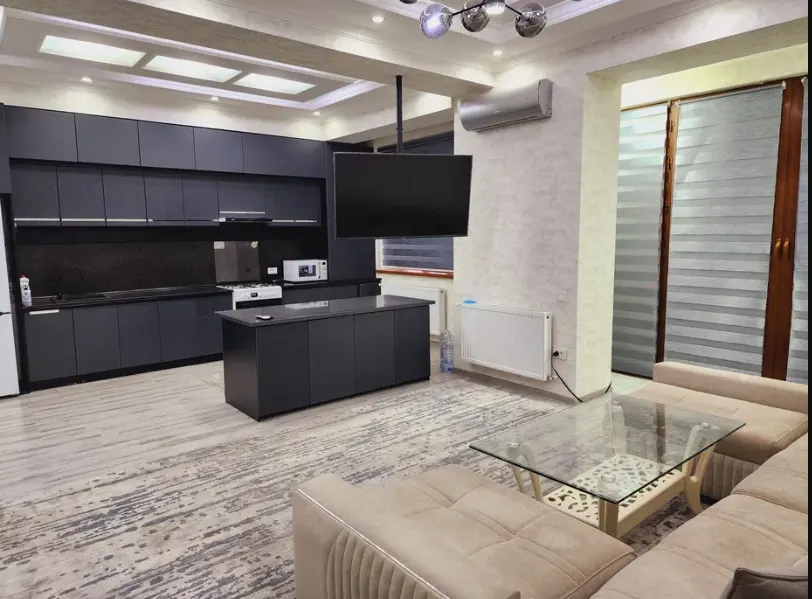 Сдаётся 4-комнатная квартира, 200 м², 3/8 этаж — Яшнабадский район
