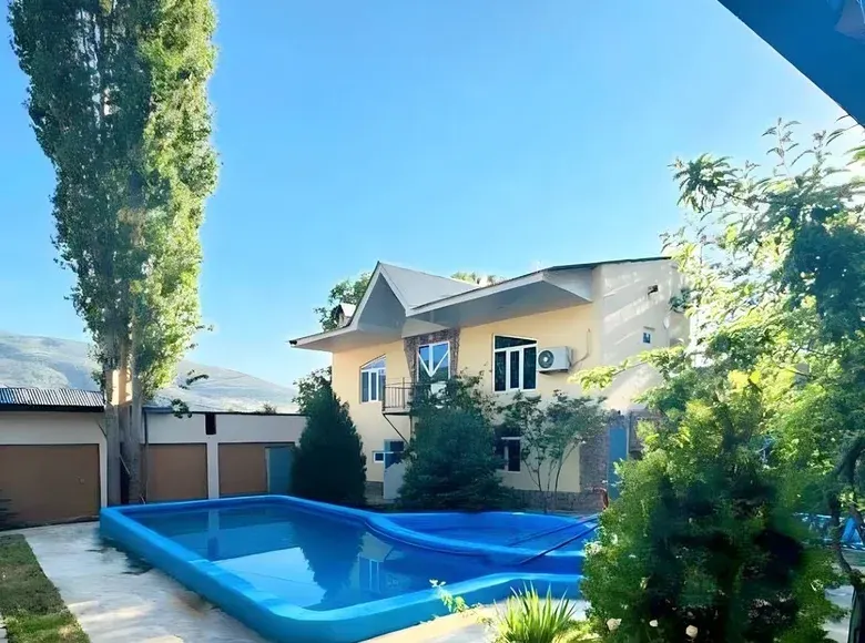 Сотилади 7 хонали ҳовли уй, 9 сотих, 1300 м² — Бўстонлиқ тумани