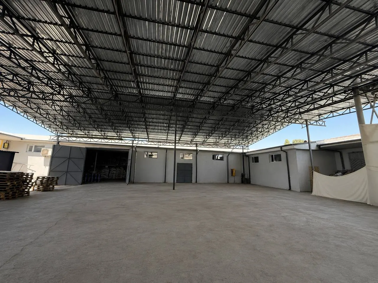 Ижарага берилади тижорат биноси, 2000 м², 1/1 қават — Тошкент вилояти
