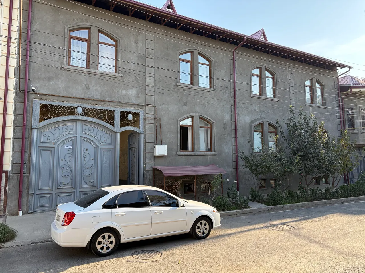 Sotiladi hovli uy, 6 sotix, 3 qavatli — Sergeli tumani