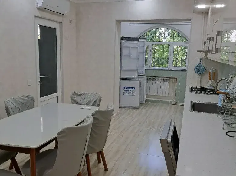 Сдаётся 4-комнатная квартира, 200 м², 3/9 этаж — Мирабадский район