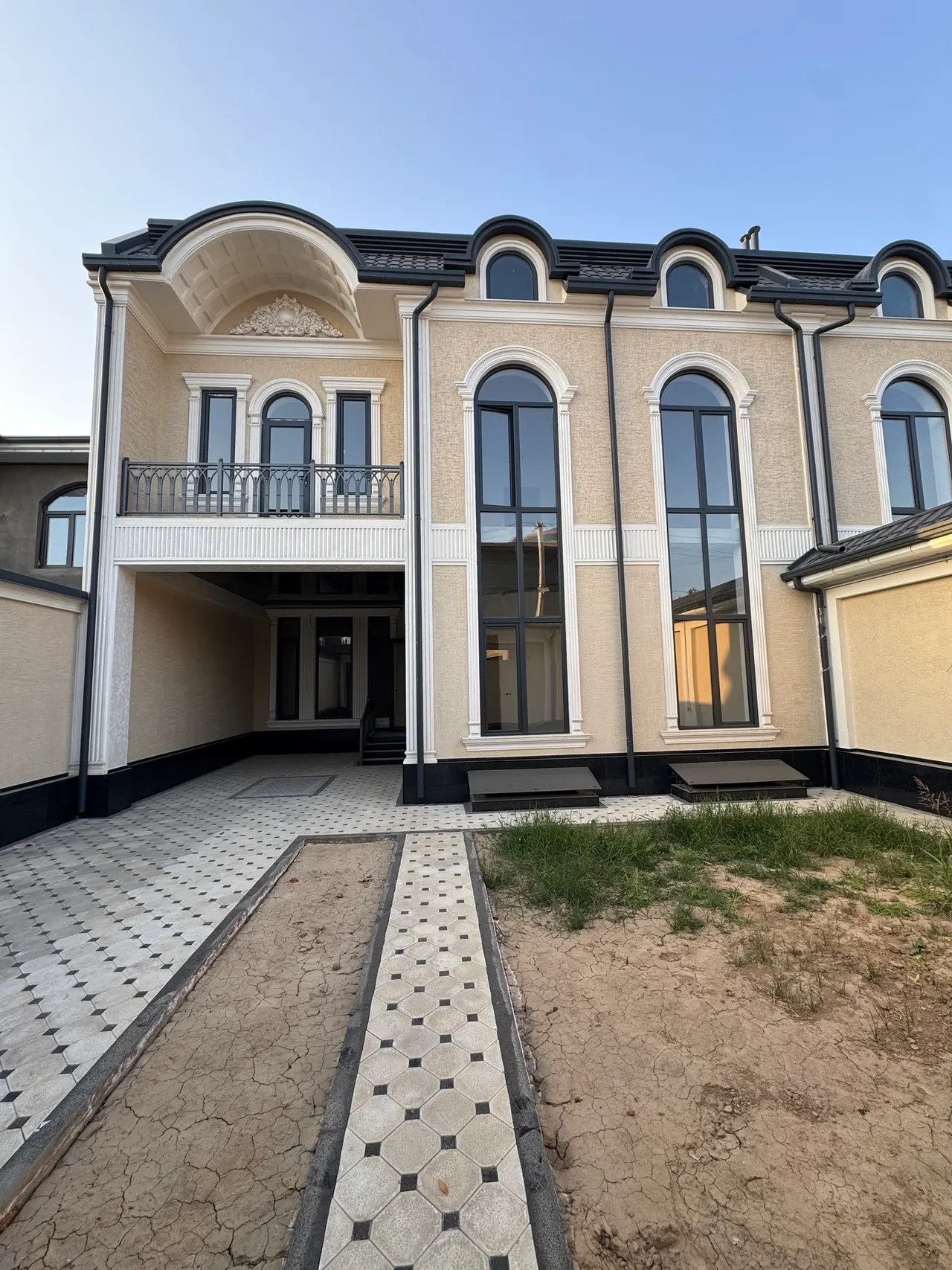 Sotiladi 6 xonali hovli uy, 2,3 sotix, 4 qavatli — Mirzo Ulugʻbek tumani