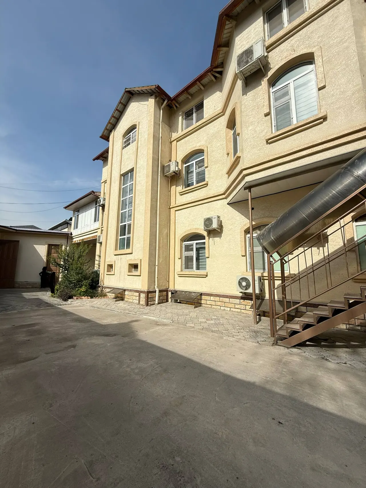 Ijaraga beriladi tijorat binosi, 1500 m², 25 sotix — Mirzo Ulugʻbek tumani