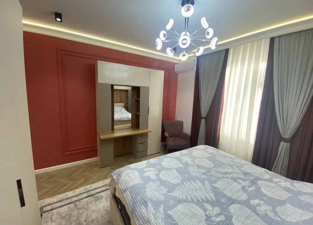 Сдаётся 4-комнатная квартира, 106 м², 1/5 этаж — Юнусабадский район