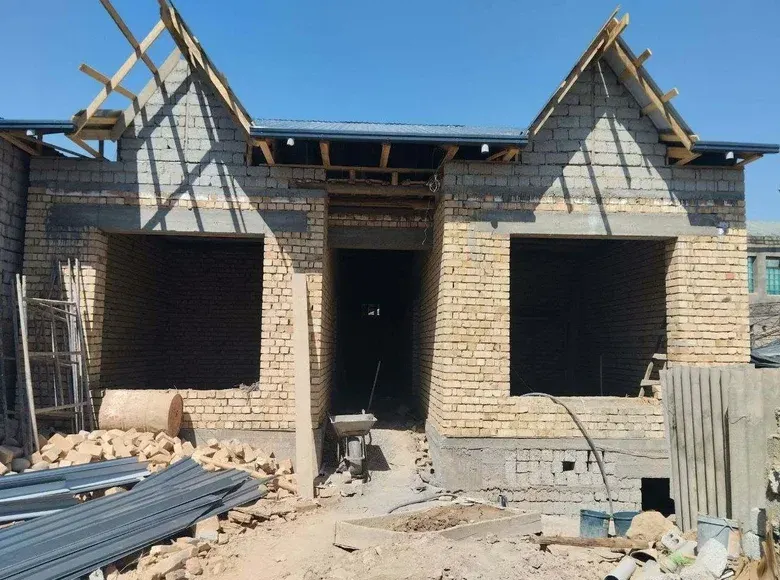Сотилади 5 хонали ҳовли уй, 2 сотих, 200 м² — Сергели тумани