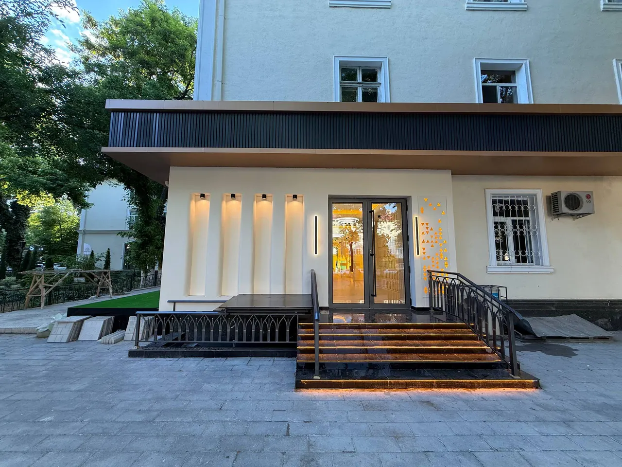 Ижарага берилади тижорат биноси, 250 м², 1/4 қават — Яккасарой тумани