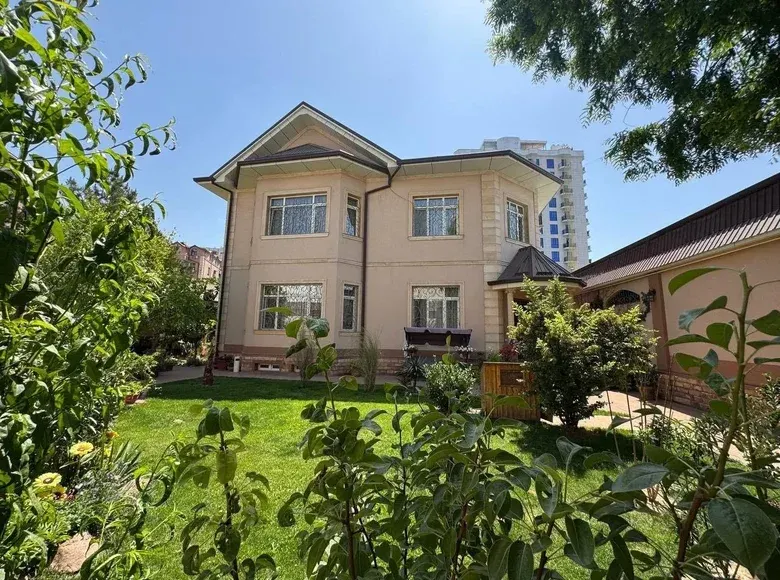 Sotiladi 7 xonali hovli uy, 7.8 sotix, 3/3 qavat — Yunusobod tumani